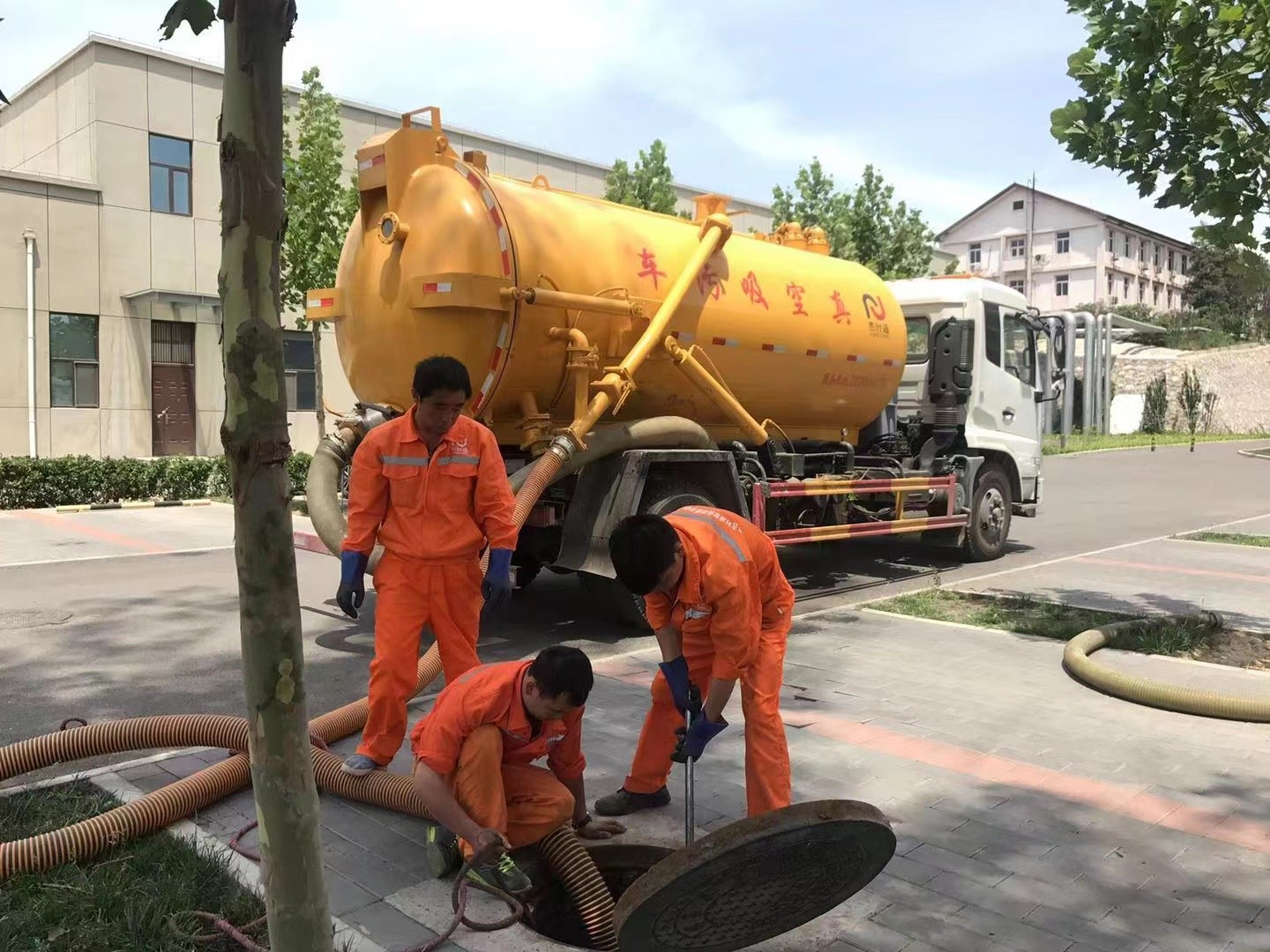 富川管道疏通车停在窨井附近