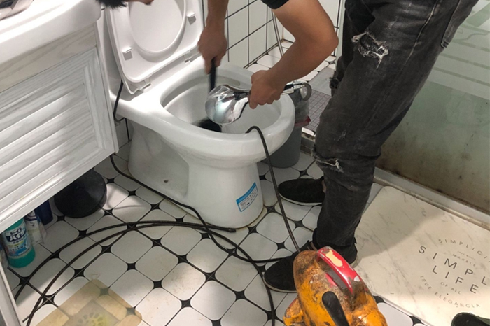 富川马桶堵塞自己疏通还是找师傅？专业上门服务让你省时更省心