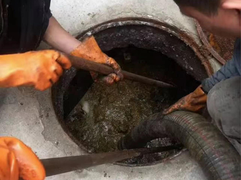 富川清理化粪池时如何避免沼气的危害？